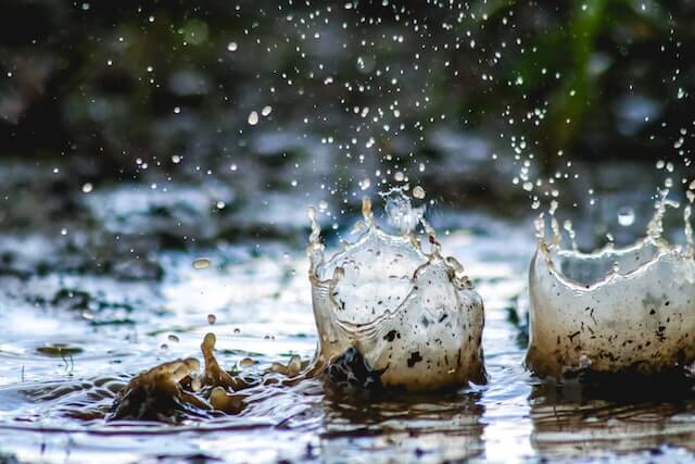 Gouttière remplie d'eau qui déborde le long de la façade